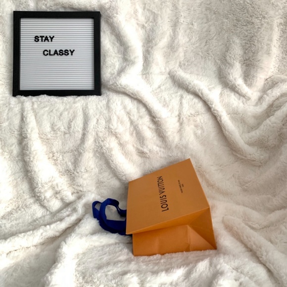 Louis Vuitton Gift Tote - Picture 3 of 5